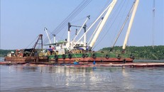 Khu vực tàu Vietsun Integrity bị chìm trên sông Lòng Tàu, đang được các đơn vị tiến hành trục vớt. Ảnh: TTXVN