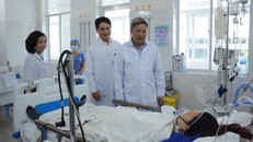 Thứ trưởng Bộ Y Tế Nguyễn Trường Sơn thăm hỏi gia đình sản phụ nguy kịch đang được điều trị tại BV Đà Nẵng. Ảnh: VGP