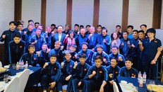 Đại sứ Nguyễn Vũ Tú và các cán bộ Đại sứ quán Việt Nam tại Hàn Quốc chụp ảnh lưu niệm với ĐT U23 Việt Nam. Ảnh: VFF