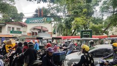 Hàng chục xe ba gác chặn cổng Nhà máy bia Hà Nội 