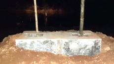 Móng cầu vừa hoàn thành, công nhân đang thi công móng bờ sông còn lại thì xảy ra sự cố. Ảnh: VnExpress