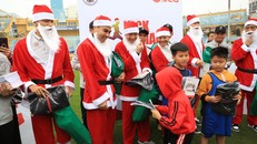 Các cầu thủ CLB Hà Nội trao quà cho các em nhỏ. Ảnh: ANTĐ