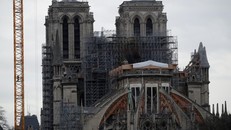 Các kỹ sư đang triển khai một cần cẩu tới để tháo dỡ phần giàn giáo trước Nhà thờ Đức bà vốn bị hư hỏng sau vụ hỏa hoạn hồi đầu năm 2019. Ảnh: Reuters