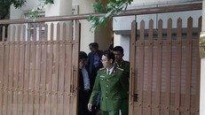 Cơ quan Cảnh sát điều tra khám xét nhà bị can Nguyễn Văn Tứ chiều 28/12. Ảnh: TTXVN