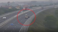 Phạt tài xế lùi xe bồn trên cao tốc Hà Nội-Hải Phòng 17 triệu đồng