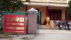 Giáng chức chánh án quan hệ với đồng nghiệp tại trụ sở làm việc