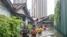 Ngập lụt khiến hàng nghìn người dân Jakarta phải đi sơ tán. Ảnh: Xinhua