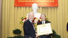 Tổng Bí thư, Chủ tịch nước Nguyễn Phú Trọng chúc mừng đồng chí Trần Đức Lương. Ảnh: TTXVN