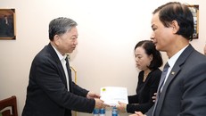 Bộ trưởng Tô Lâm thăm hỏi động viên gia đình đồng chí Dương Đức Hoàng Quân. 