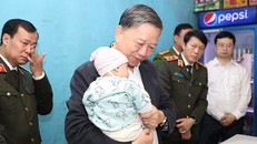 Bộ trưởng Công an Tô Lâm thăm gia đình chiến sỹ công an hy sinh tại Đồng Tâm. Ảnh: CAND