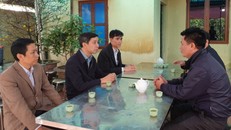 Phó hiệu trưởng Nguyễn Thanh Chương thăm hỏi, động viên gia đình sinh viên. Ảnh: GD&TĐ