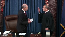 Chánh án Tòa án Tối cao và các thượng nghị sĩ làm thủ tục tuyên thệ. Ảnh: ABC7