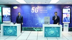 Hai Bộ trưởng đã thực hiện cuộc gọi video đầu tiên sử dụng đường truyền dẫn dữ liệu kết nối 5G. Ảnh: Viettel.