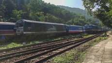 Sự cố trật đường ray khiến 3 tàu khác phải dừng bánh ở Lăng Cô. Ảnh: Zing