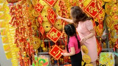 Các khoản tiền cần chi dịp Tết khiến nhiều gia đình lo lắng.