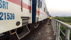 Tàu SE7 bị trật bánh ở phía bắc ga Bình Thuận. Ảnh: Zing