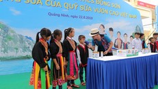 Các em học sinh vui thích hòa mình vào những sân chơi sôi động tại các ngày hội do Quỹ sữa Vươn Cao Việt Nam tổ chức.