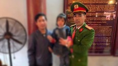 Cháu Nguyễn Lâm Huyền A. vui mừng bên gia đình.