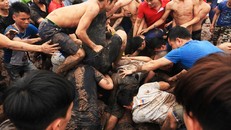 Cảnh tượng giẫm đạp tranh cướp phết. Ảnh: KT&ĐT