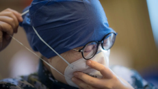 Nhiều bệnh viện tại các thành phố nhỏ cũng đang trong tình trạng thiếu thốn vật tư y tế và đồ bảo hộ. Ảnh: Xinhua