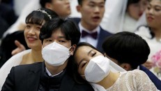 Hàng nghìn cặp đôi Hàn Quốc làm đám cưới tập thể bất chấp dịch bệnh