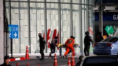 Nhân viên cứu hộ tiến vào trung tâm mua sắm Terminal 21 sau khi nghi phạm khủng bố bị tiêu diệt. Ảnh: Reuters