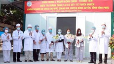 Hai bệnh nhân được điều trị tại Phòng khám Đa khoa Quang Hà, huyện Bình Xuyên, Vĩnh Phúc xuất viện. Ảnh: TTXVN