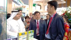 Ông Trần Thanh Nam – Thứ trưởng Bộ Nông nghiệp và Phát triển nông thôn Việt Nam (đứng giữa) đến tham quan gian hàng của Vinamilk tại hội chợ.