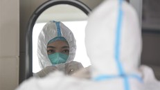 Một ngày làm việc của nữ bác sĩ Trung Quốc trong mùa dịch