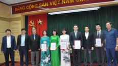 Phó Thủ tướng Vũ Đức Đam và lãnh đạo Bộ Y tế trao quyết định bổ nhiệm cán bộ cấp Vụ. Ảnh: Suckhoedoisong.