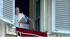 Giáo hoàng Francis xuất hiện trước công chúng dù chưa khỏi bệnh