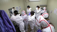 Nhiều nhân viên y tế Hàn Quốc bỏ việc do áp lực dịch bệnh