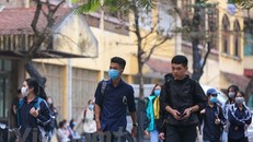 Sinh viên Hà Nội được kiểm tra thân nhiệt trước khi vào học