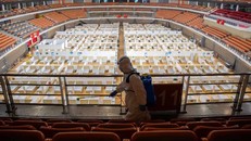 Do số ca liên tục giảm, Trung Quốc bắt đầu đóng cửa các bệnh viện dã chiến. Ảnh: AFP