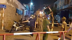 Lực lượng chức năng thành phố Phan Thiết lập rào chắn cách ly. Ảnh: Thanh Niên