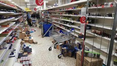 Khung cảnh như trong cuộc bạo loạn ở siêu thị Tesco, Colney Hatch, phía bắc London. Ảnh: The Guardian