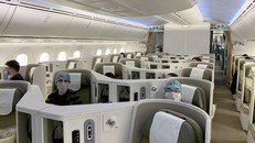 Hành khách sẽ được mặc đồ bảo hộ khi lên máy bay. Ảnh: Tiền Phong