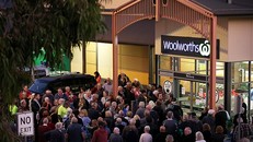 Người dân đổ xô mua hàng, siêu thị Anh kêu gọi cảnh sát hỗ trợ 