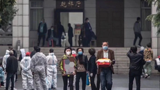 Người Vũ Hán xếp hàng lấy tro cốt thân nhân