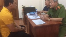 Đại tá lê Ngọc Phương, Phó cục trưởng Cục Cảnh sát hình sự (C02, Bộ Công an) đang hỏi cung nghi phạm Nguyễn Thanh Tâm. Ảnh: Thanh Niên