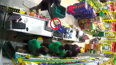 Truy tìm hai kẻ dùng súng cướp cửa hàng Bách hóa Xanh 