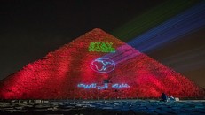 Kim tự tháp Giza thắp sáng thông điệp 'Ở nhà'