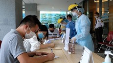 Người dân khai báo thông tin về dịch tễ khi đến Bệnh viện Việt Pháp. Ảnh: VOV