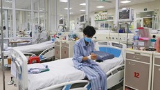 Một nam bệnh nhân mắc Covid-19 điều trị tại BV Bệnh nhiệt đới Trung ương. Ảnh: VietNamNet