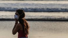 Thời tiết ấm áp không giúp ngăn chặn dịch COVID-19