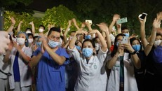 Y, bác sĩ BV Bạch Mai reo hò khi kết thúc lệnh cách ly. Ảnh: VTC