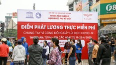 Liên hiệp các hội UNESCO Việt Nam phát gạo cho những người gặp khó khăn trong dịch COVID 19