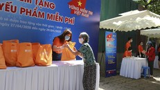 SHB tặng gần 6.000 suất quà cho bà con khó khăn