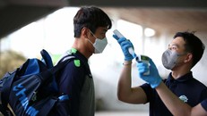 Cầu thủ Lee Dong-gook của Jeonbuk Huyndai Motors được đo thân nhiệt trước trận đấu tập với Daejeon Citizen cuối tuần trước. Ảnh: FA