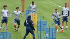 Các cầu thủ Bayern Munich tập luyện để chuẩn bị trở lại vào ngày 16/5. Ảnh: AFP